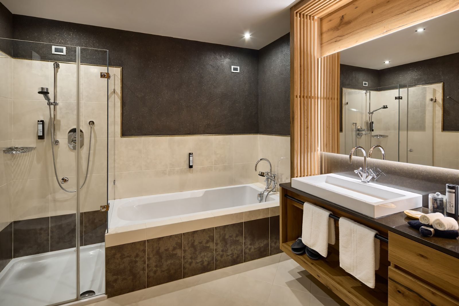 Hotel La Majun, La Villa - bathroom with large tub, shower and sink